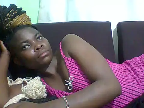 Snapshot of sexxyqueenn22 chatting on 10/25/25, 04:35 sexxyqueenn22 online show from 10/25/25, 04:35