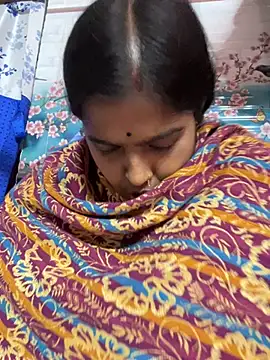 Snapshot of Beauty-queen chatting on 02/05/25, 04:03 Beauty-queen online show from 02/05/25, 04:03