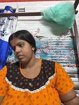 Snapshot of Beauty-queen chatting on 03/02/25, 10:35 Beauty-queen online show from 03/02/25, 10:35