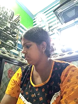 Snapshot of Beauty-queen chatting on 03/11/25, 04:21 Beauty-queen online show from 03/11/25, 04:21