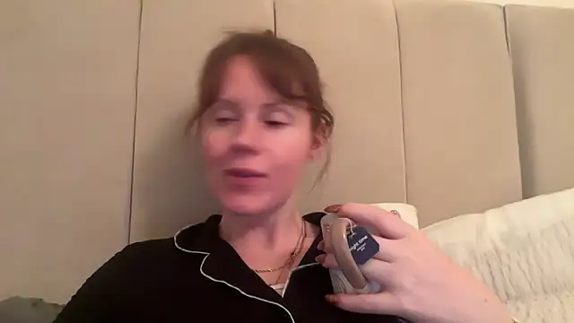 Snapshot of redheadrosie69 chatting on 10/17/25, 06:54 redheadrosie69 online show from 10/17/25, 06:54