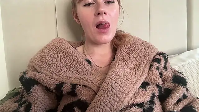 Snapshot of redheadrosie69 chatting on 11/13/25, 10:14 redheadrosie69 online show from 11/13/25, 10:14