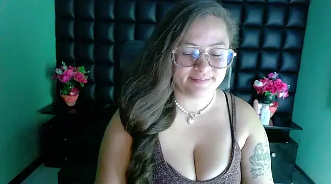 Snapshot of SaraThomso chatting on 12/05/24, 02:53 SaraThomso online show from 12/05/24, 02:53