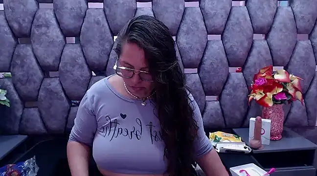 Snapshot of SaraThomso chatting on 12/15/24, 03:02 SaraThomso online show from 12/15/24, 03:02