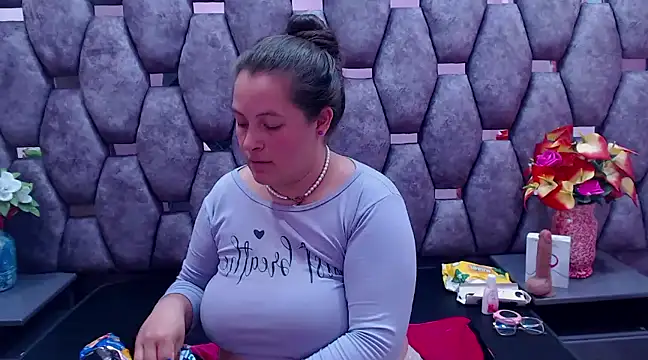 Snapshot of SaraThomso chatting on 12/15/24, 06:07 SaraThomso online show from 12/15/24, 06:07