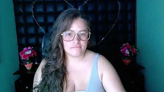 Snapshot of SaraThomso chatting on 12/27/24, 03:20 SaraThomso online show from 12/27/24, 03:20