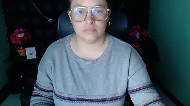 Snapshot of SaraThomso chatting on 12/28/24, 02:54 SaraThomso online show from 12/28/24, 02:54