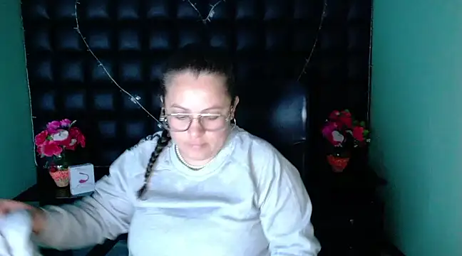 Snapshot of SaraThomso chatting on 12/31/24, 03:01 SaraThomso online show from 12/31/24, 03:01