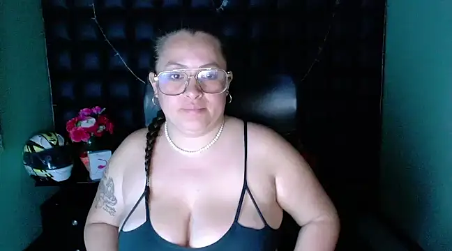 Snapshot of SaraThomso chatting on 12/31/24, 09:10 SaraThomso online show from 12/31/24, 09:10