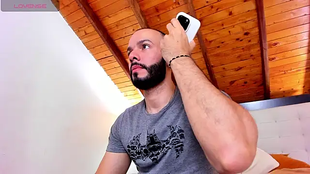 Snapshot of Tom_Bailey chatting on 10/04/25, 12:58 Tom Bailey online show from 10/04/25, 12:58