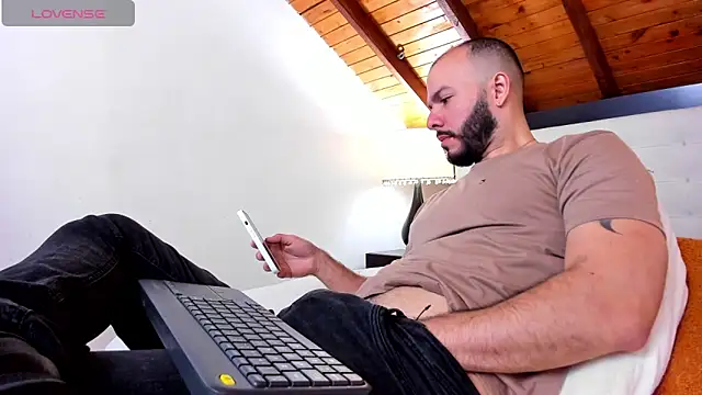 Snapshot of Tom_Bailey chatting on 10/19/25, 01:34 Tom Bailey online show from 10/19/25, 01:34