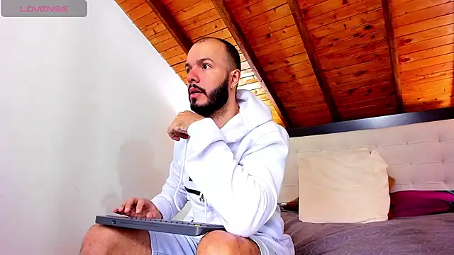 Snapshot of Tom_Bailey chatting on 11/16/25, 01:28 Tom Bailey online show from 11/16/25, 01:28