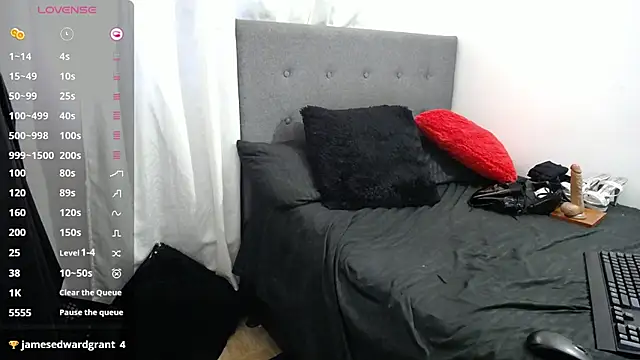 Snapshot of shayla_10 chatting on 11/15/25, 12:23 shayla 10 online show from 11/15/25, 12:23