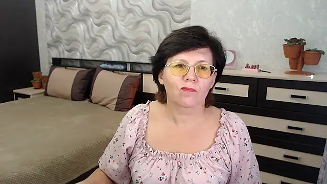 Snapshot of VitaCharm chatting on 12/02/24, 01:36 VitaCharm online show from 12/02/24, 01:36