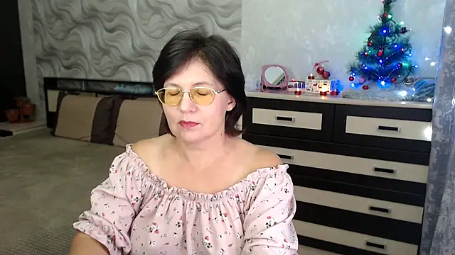 Snapshot of VitaCharm chatting on 12/27/24, 08:18 VitaCharm online show from 12/27/24, 08:18