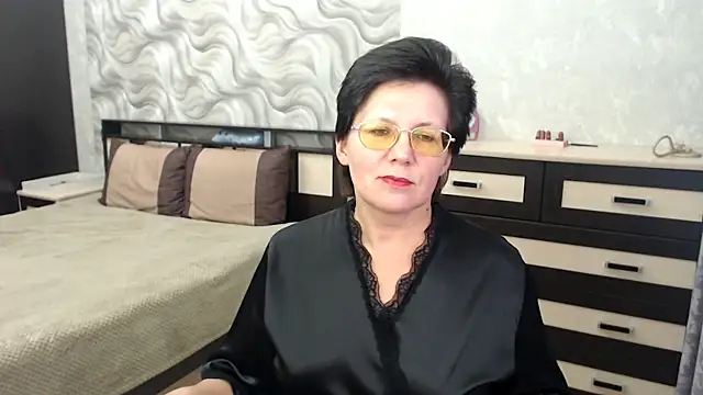 Snapshot of VitaCharm chatting on 02/16/25, 08:33 VitaCharm online show from 02/16/25, 08:33
