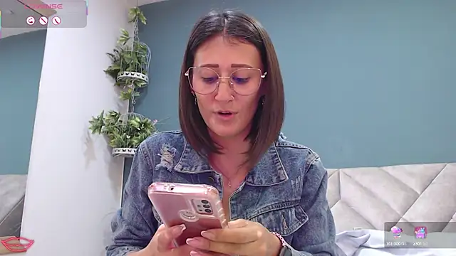 Snapshot of SharisWillian chatting on 01/18/25, 01:40 SharisWillian online show from 01/18/25, 01:40