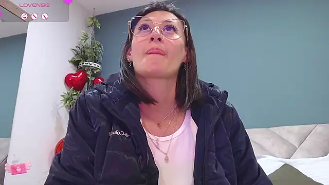 Snapshot of SharisWillian chatting on 02/25/25, 03:31 SharisWillian online show from 02/25/25, 03:31