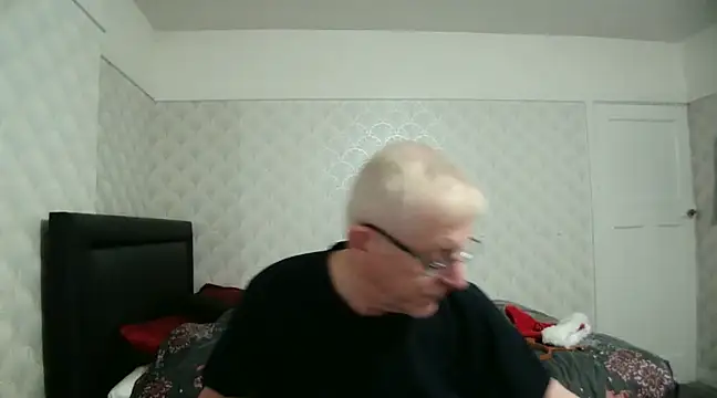 Snapshot of shaun63m chatting on 12/19/24, 01:18 shaun63m online show from 12/19/24, 01:18