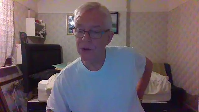 Snapshot of shaun63m chatting on 11/16/25, 02:06 shaun63m online show from 11/16/25, 02:06