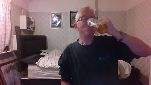 Snapshot of shaun63m chatting on 11/22/25, 01:37 shaun63m online show from 11/22/25, 01:37