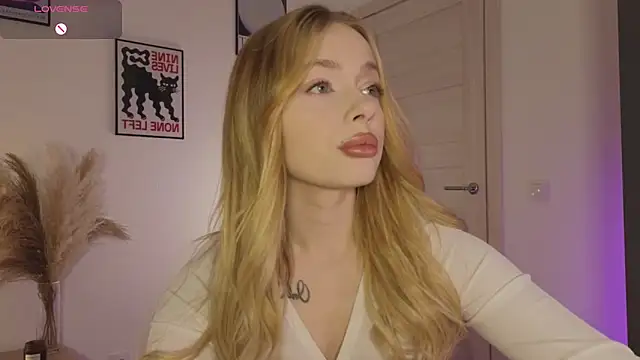 Snapshot of _MayShy_ chatting on 03/19/25, 02:35 MayShy online show from 03/19/25, 02:35