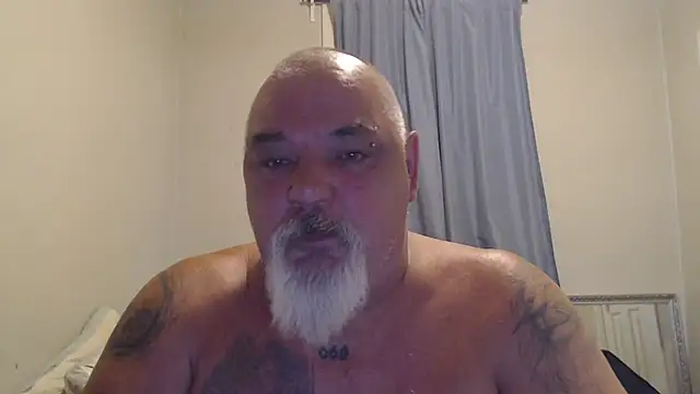 Newfiesausage1972 online show from 10/19/25, 07:25