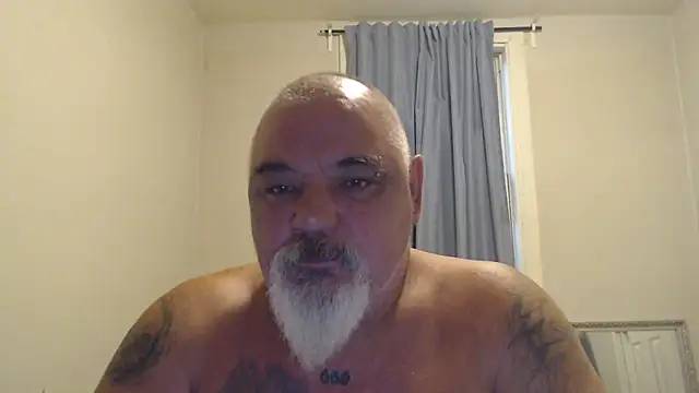 Newfiesausage1972 online show from 10/24/25, 12:23