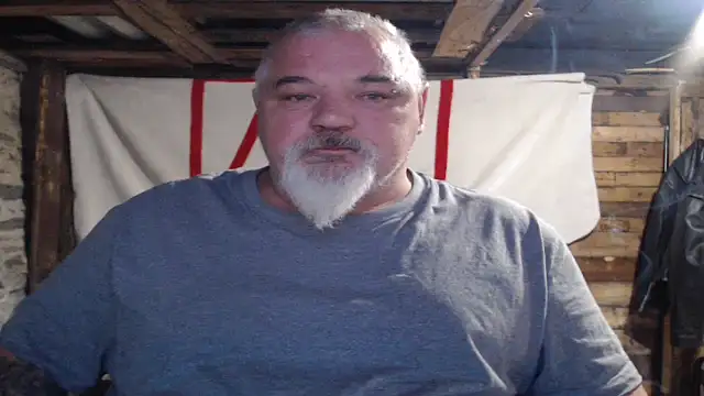 Newfiesausage1972 online show from 11/17/25, 12:33