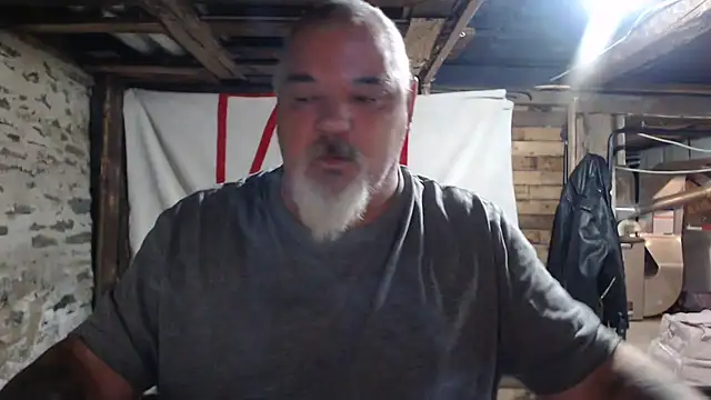 Newfiesausage1972 online show from 11/18/25, 09:14