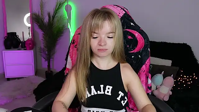 Eva Rosec online show from 10/28/25, 08:51