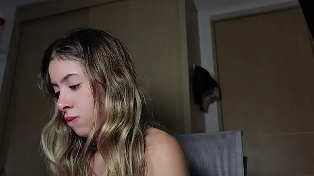 Snapshot of tinysofia_ chatting on 10/31/25, 03:18 tinysofia online show from 10/31/25, 03:18