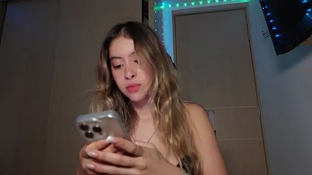 Snapshot of tinysofia_ chatting on 11/06/25, 03:07 tinysofia online show from 11/06/25, 03:07