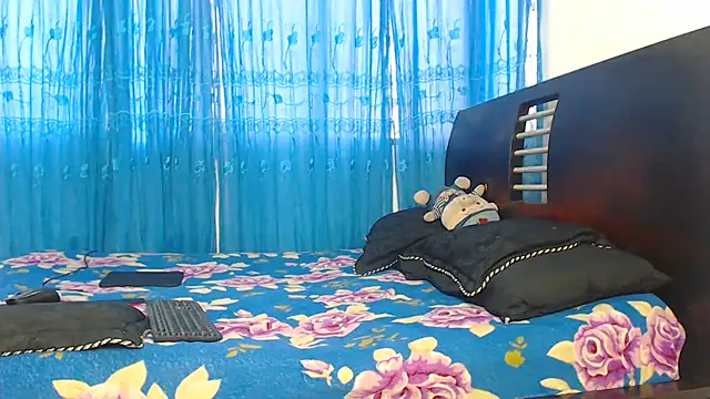 Snapshot of Hot_Sharks_ chatting on 10/14/25, 11:22 Hot Sharks online show from 10/14/25, 11:22