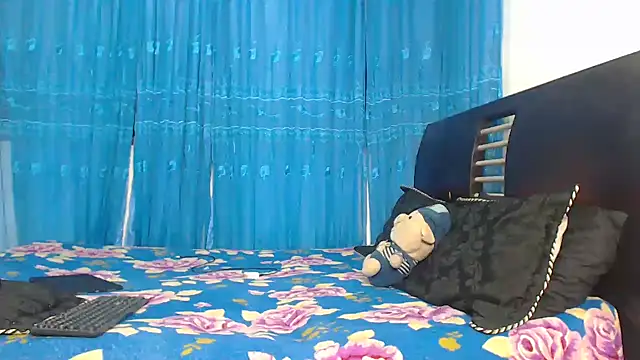 Snapshot of Hot_Sharks_ chatting on 10/15/25, 06:57 Hot Sharks online show from 10/15/25, 06:57