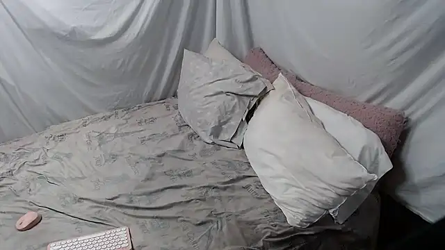 allissonw13 online show from 11/10/25, 04:17