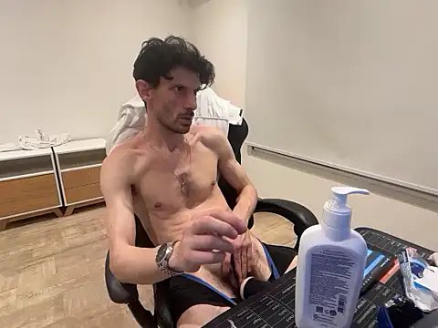 Snapshot of nicolaaaaas chatting on 10/11/25, 04:44 nicolaaaaas online show from 10/11/25, 04:44