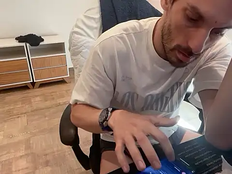 Snapshot of nicolaaaaas chatting on 10/13/25, 02:50 nicolaaaaas online show from 10/13/25, 02:50