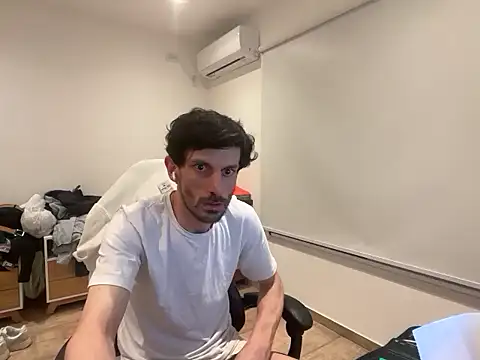 Snapshot of nicolaaaaas chatting on 10/17/25, 06:16 nicolaaaaas online show from 10/17/25, 06:16