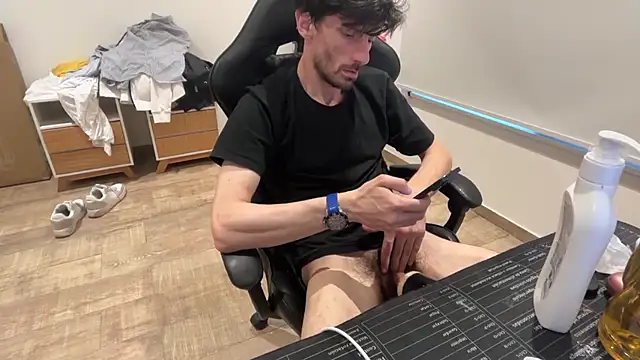 Snapshot of nicolaaaaas chatting on 10/17/25, 09:17 nicolaaaaas online show from 10/17/25, 09:17