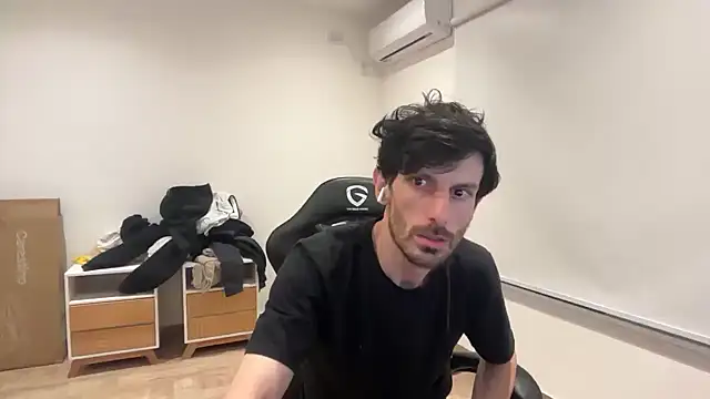 Snapshot of nicolaaaaas chatting on 10/19/25, 02:23 nicolaaaaas online show from 10/19/25, 02:23