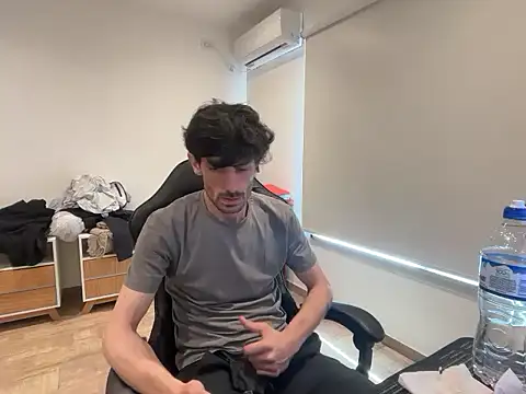 Snapshot of nicolaaaaas chatting on 10/19/25, 02:50 nicolaaaaas online show from 10/19/25, 02:50