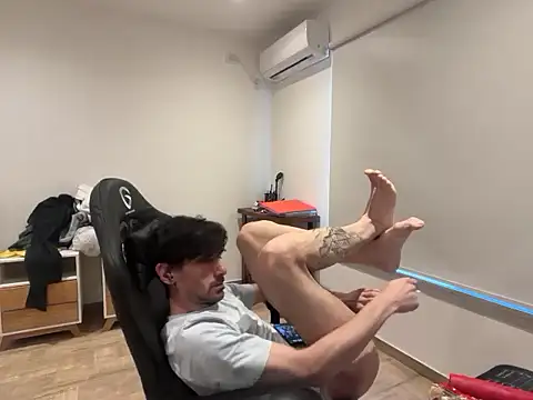 Snapshot of nicolaaaaas chatting on 10/20/25, 06:19 nicolaaaaas online show from 10/20/25, 06:19