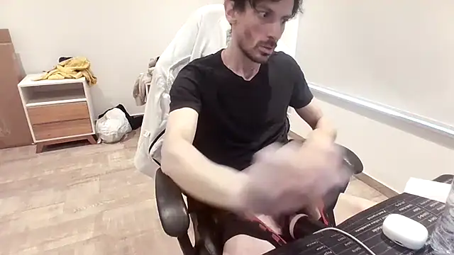 Snapshot of nicolaaaaas chatting on 10/24/25, 12:45 nicolaaaaas online show from 10/24/25, 12:45