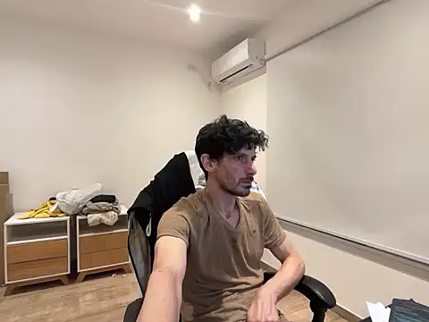 Snapshot of nicolaaaaas chatting on 10/25/25, 03:47 nicolaaaaas online show from 10/25/25, 03:47