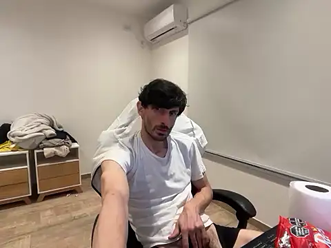 Snapshot of nicolaaaaas chatting on 10/26/25, 01:44 nicolaaaaas online show from 10/26/25, 01:44