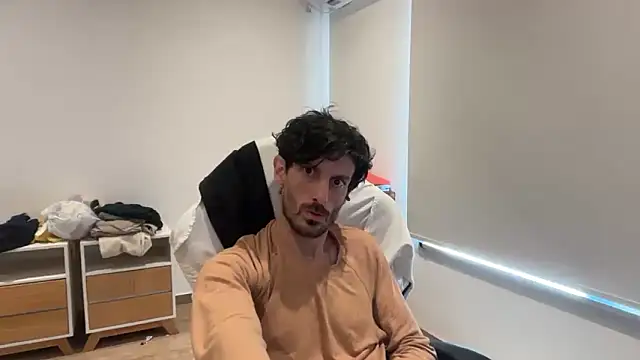 Snapshot of nicolaaaaas chatting on 10/28/25, 03:25 nicolaaaaas online show from 10/28/25, 03:25