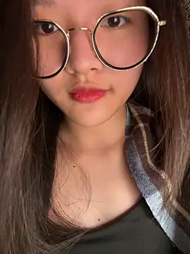 Snapshot of Krixxi22 chatting on 10/25/25, 01:40 Krixxi22 online show from 10/25/25, 01:40