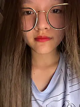 Snapshot of Krixxi22 chatting on 10/28/25, 04:42 Krixxi22 online show from 10/28/25, 04:42