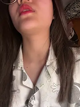 Snapshot of Krixxi22 chatting on 10/29/25, 01:24 Krixxi22 online show from 10/29/25, 01:24